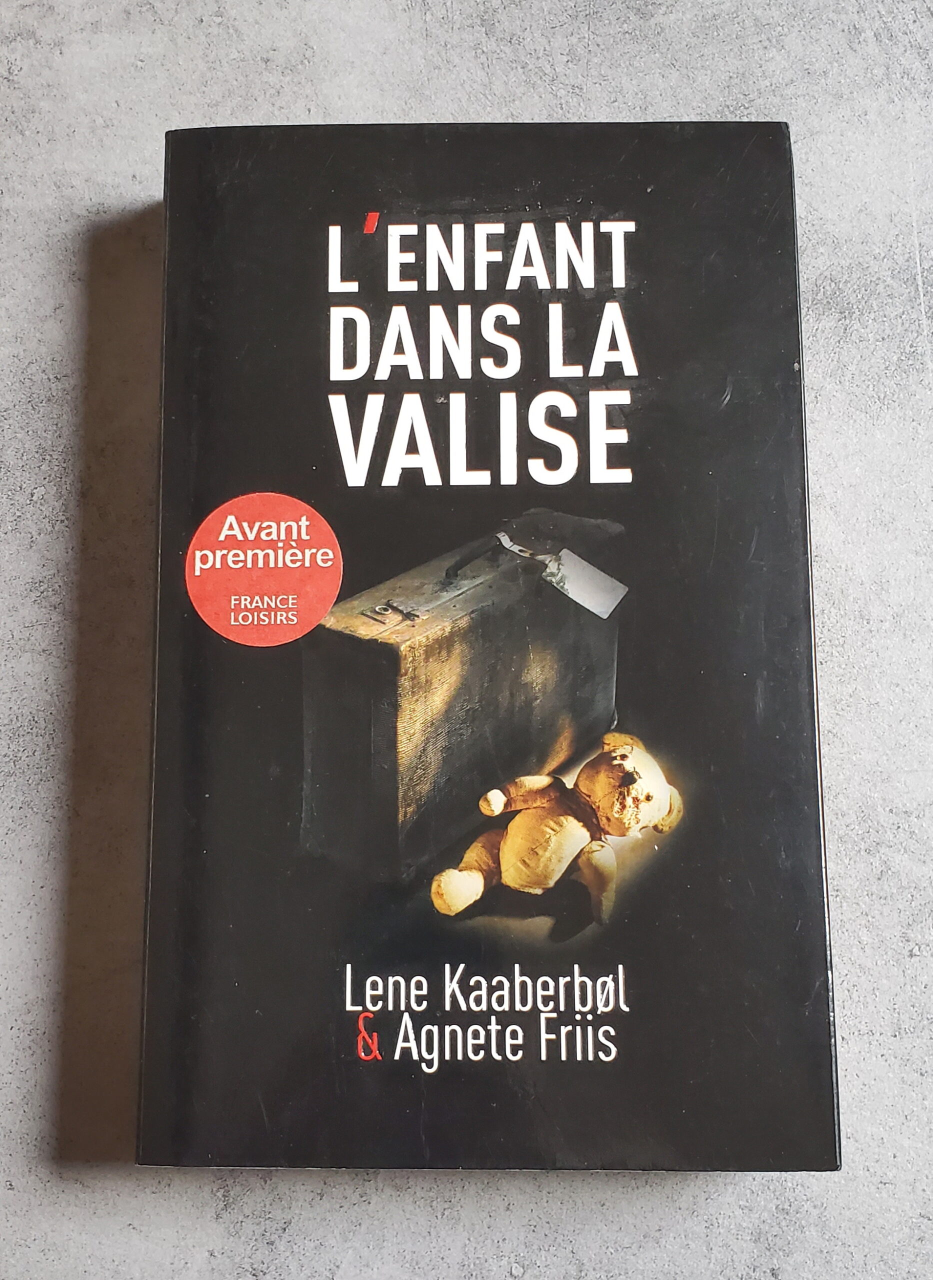 L'enfant dans la valise