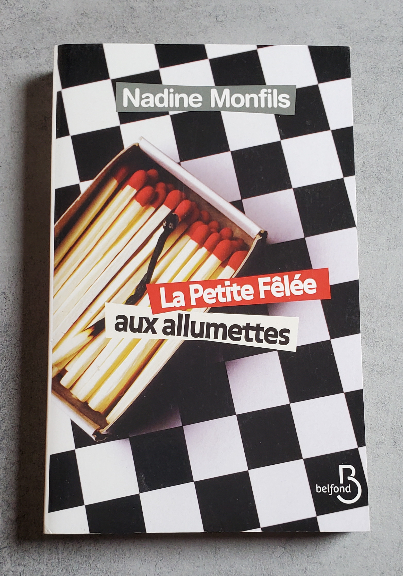 La petite fêlée aux allumettes